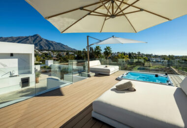 Położona w prestiżowej dolinie golfowej Nueva Andalucía, Villa Olivia to arcydzieło śródziemnomorskiej elegancji nasyconej współczesnymi balijskimi akcentami.