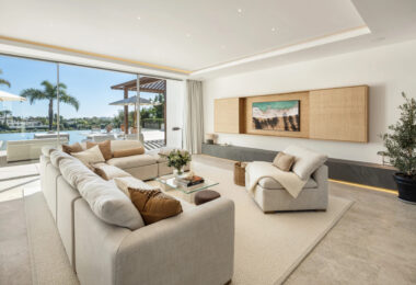 Położona w prestiżowej dolinie golfowej Nueva Andalucía, Villa Olivia to arcydzieło śródziemnomorskiej elegancji nasyconej współczesnymi balijskimi akcentami.