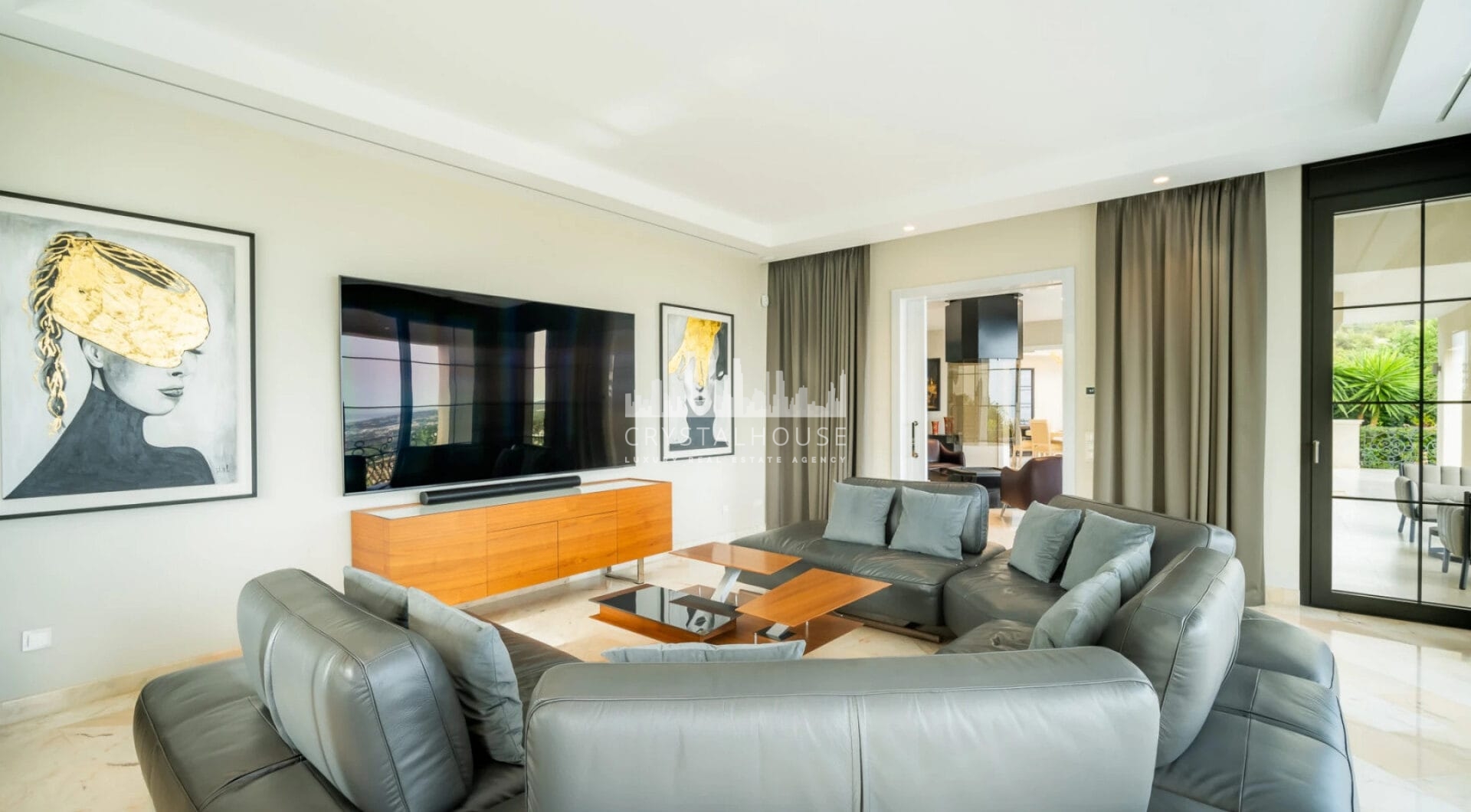 Villa Paradiso to oszałamiająca nieruchomość położona w prestiżowej zamkniętej społeczności Sierra Blanca, jednym z najbardziej poszukiwanych adresów w Marbelli.