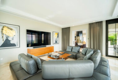 Villa Paradiso to oszałamiająca nieruchomość położona w prestiżowej zamkniętej społeczności Sierra Blanca, jednym z najbardziej poszukiwanych adresów w Marbelli.