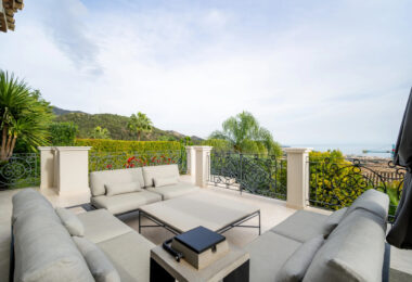 Villa Paradiso to oszałamiająca nieruchomość położona w prestiżowej zamkniętej społeczności Sierra Blanca, jednym z najbardziej poszukiwanych adresów w Marbelli.