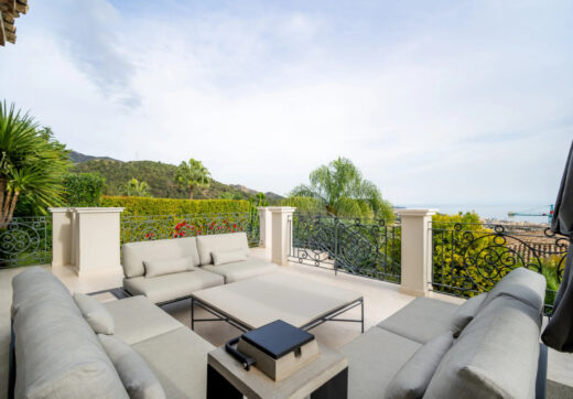 Villa Paradiso to oszałamiająca nieruchomość położona w prestiżowej zamkniętej społeczności Sierra Blanca, jednym z najbardziej poszukiwanych adresów w Marbelli.