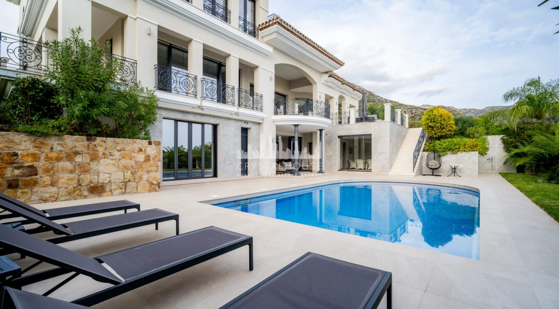 Villa Paradiso to oszałamiająca nieruchomość położona w prestiżowej zamkniętej społeczności Sierra Blanca, jednym z najbardziej poszukiwanych adresów w Marbelli.