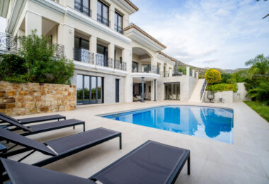 Villa Paradiso to oszałamiająca nieruchomość położona w prestiżowej zamkniętej społeczności Sierra Blanca, jednym z najbardziej poszukiwanych adresów w Marbelli.