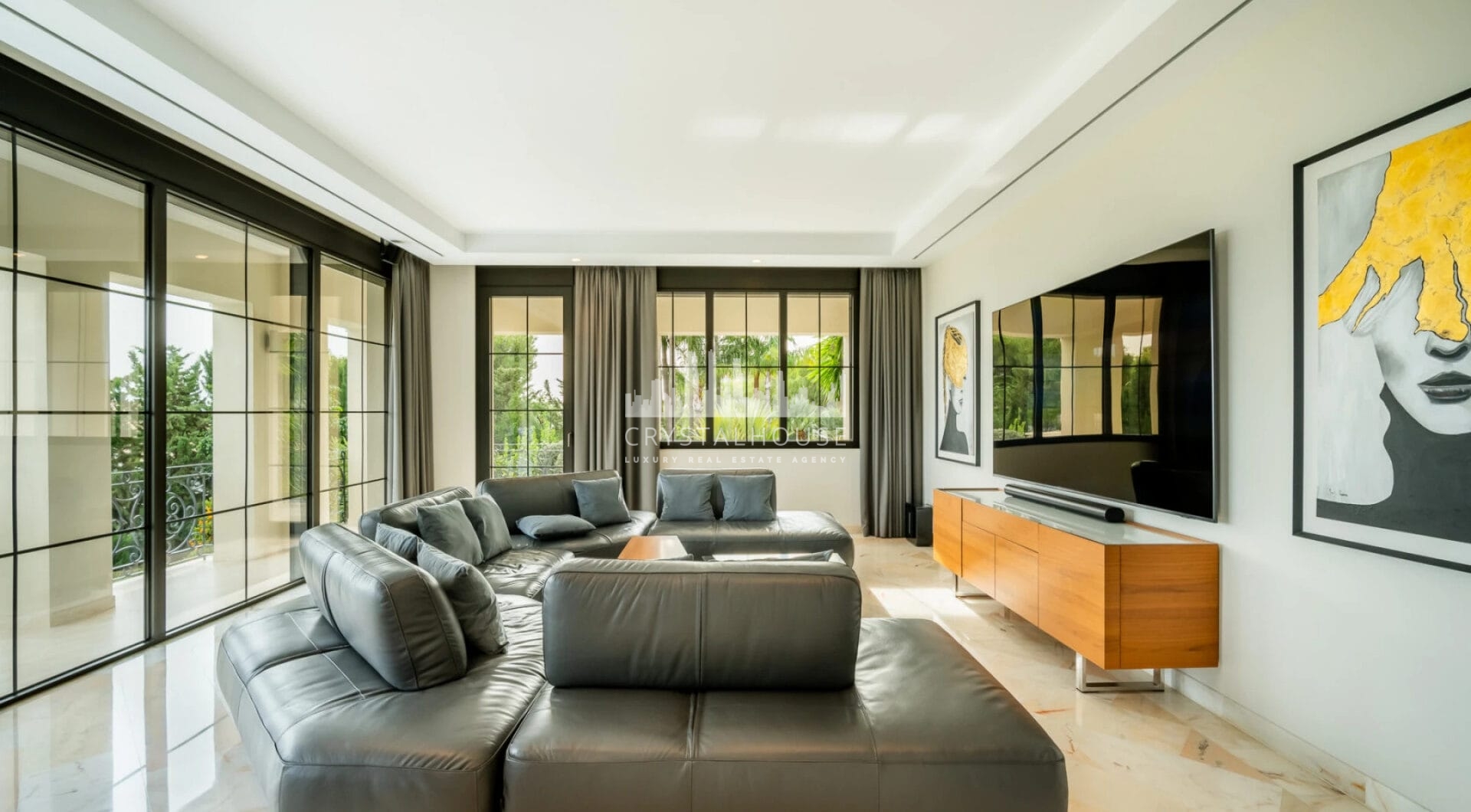 Villa Paradiso to oszałamiająca nieruchomość położona w prestiżowej zamkniętej społeczności Sierra Blanca, jednym z najbardziej poszukiwanych adresów w Marbelli.