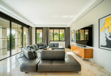 Villa Paradiso to oszałamiająca nieruchomość położona w prestiżowej zamkniętej społeczności Sierra Blanca, jednym z najbardziej poszukiwanych adresów w Marbelli.