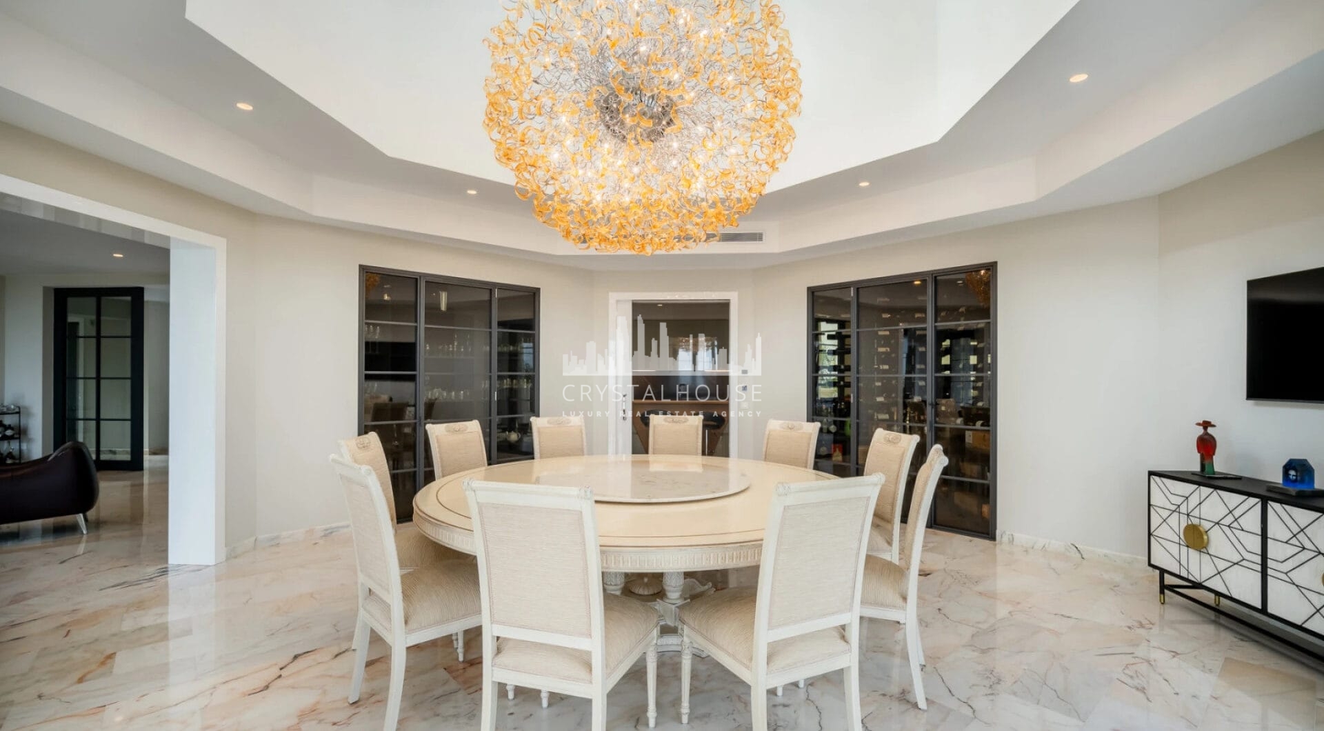 Villa Paradiso to oszałamiająca nieruchomość położona w prestiżowej zamkniętej społeczności Sierra Blanca, jednym z najbardziej poszukiwanych adresów w Marbelli.