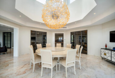 Villa Paradiso to oszałamiająca nieruchomość położona w prestiżowej zamkniętej społeczności Sierra Blanca, jednym z najbardziej poszukiwanych adresów w Marbelli.