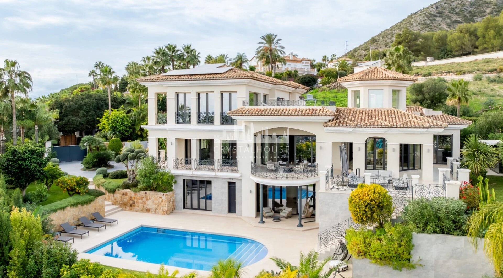 Villa Paradiso to oszałamiająca nieruchomość położona w prestiżowej zamkniętej społeczności Sierra Blanca, jednym z najbardziej poszukiwanych adresów w Marbelli.