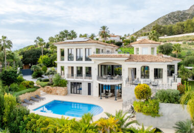 Villa Paradiso to oszałamiająca nieruchomość położona w prestiżowej zamkniętej społeczności Sierra Blanca, jednym z najbardziej poszukiwanych adresów w Marbelli.