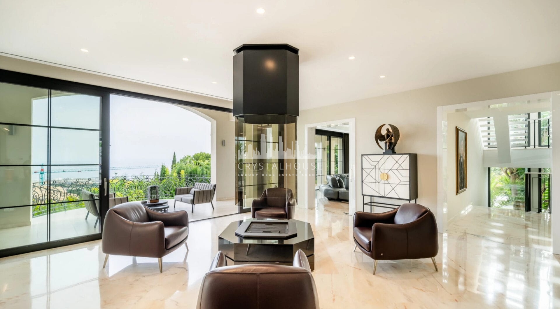 Villa Paradiso to oszałamiająca nieruchomość położona w prestiżowej zamkniętej społeczności Sierra Blanca, jednym z najbardziej poszukiwanych adresów w Marbelli.