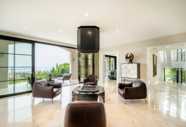 Villa Paradiso to oszałamiająca nieruchomość położona w prestiżowej zamkniętej społeczności Sierra Blanca, jednym z najbardziej poszukiwanych adresów w Marbelli.