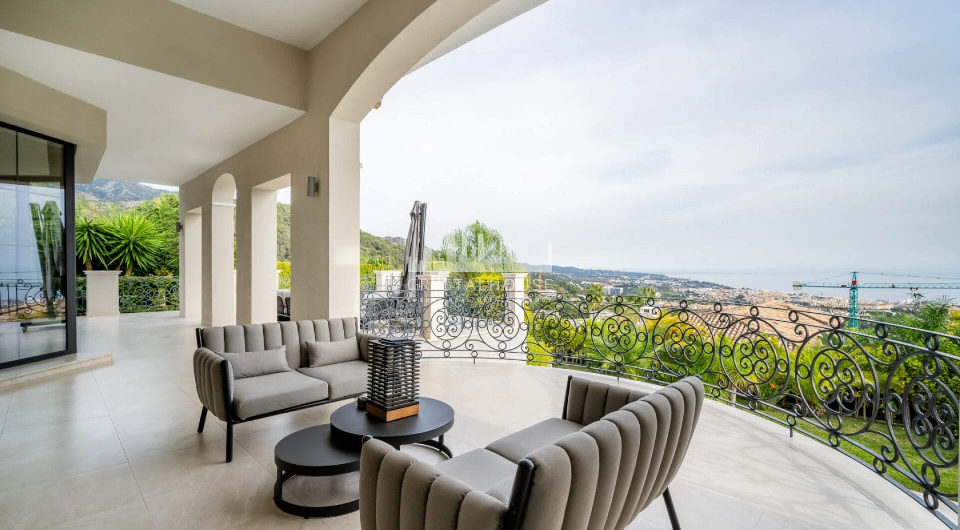 Villa Paradiso to oszałamiająca nieruchomość położona w prestiżowej zamkniętej społeczności Sierra Blanca, jednym z najbardziej poszukiwanych adresów w Marbelli.