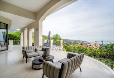 Villa Paradiso to oszałamiająca nieruchomość położona w prestiżowej zamkniętej społeczności Sierra Blanca, jednym z najbardziej poszukiwanych adresów w Marbelli.