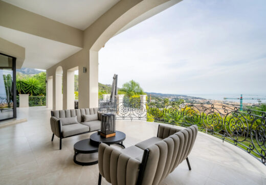 Villa Paradiso to oszałamiająca nieruchomość położona w prestiżowej zamkniętej społeczności Sierra Blanca, jednym z najbardziej poszukiwanych adresów w Marbelli.