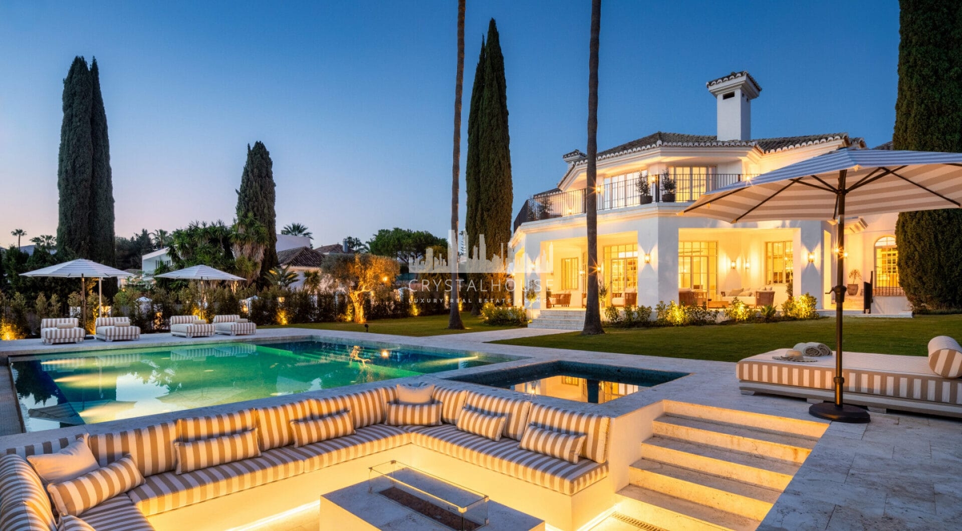 Witamy w Villa Karina, wspaniałej luksusowej willi z 5 sypialniami położonej w samym sercu Nueva Andalucía, oferującej idealne połączenie elegancji, komfortu i doskonałej lokalizacji.