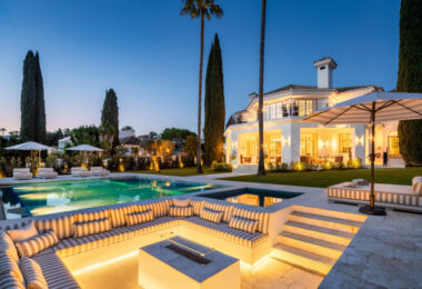 Witamy w Villa Karina, wspaniałej luksusowej willi z 5 sypialniami położonej w samym sercu Nueva Andalucía, oferującej idealne połączenie elegancji, komfortu i doskonałej lokalizacji.