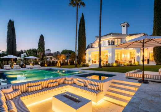 Witamy w Villa Karina, wspaniałej luksusowej willi z 5 sypialniami położonej w samym sercu Nueva Andalucía, oferującej idealne połączenie elegancji, komfortu i doskonałej lokalizacji.