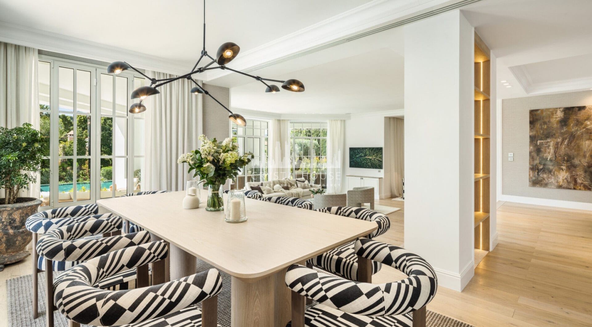 Witamy w Villa Karina, wspaniałej luksusowej willi z 5 sypialniami położonej w samym sercu Nueva Andalucía, oferującej idealne połączenie elegancji, komfortu i doskonałej lokalizacji.