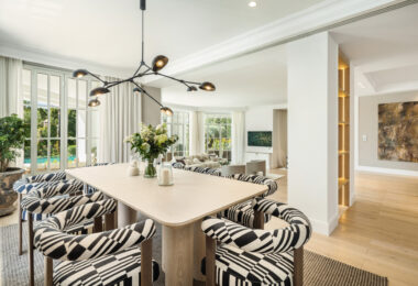 Witamy w Villa Karina, wspaniałej luksusowej willi z 5 sypialniami położonej w samym sercu Nueva Andalucía, oferującej idealne połączenie elegancji, komfortu i doskonałej lokalizacji.