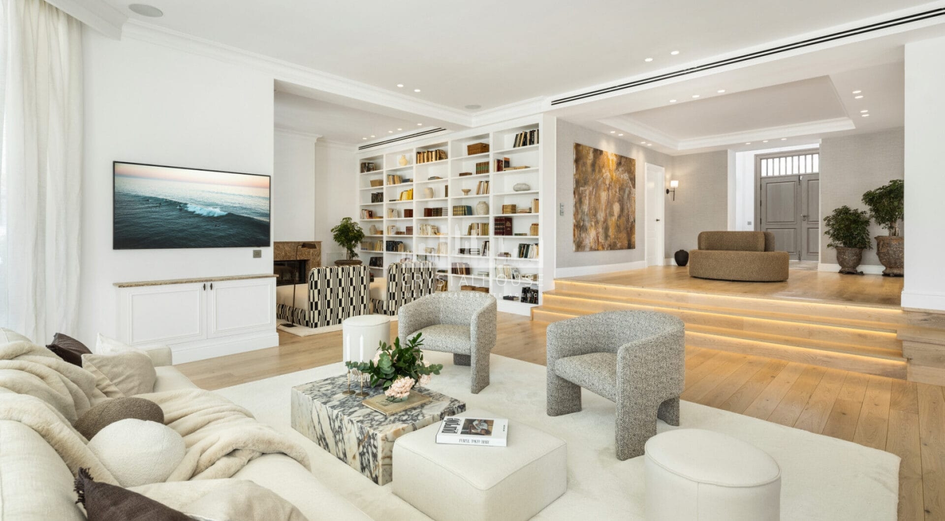 Witamy w Villa Karina, wspaniałej luksusowej willi z 5 sypialniami położonej w samym sercu Nueva Andalucía, oferującej idealne połączenie elegancji, komfortu i doskonałej lokalizacji.