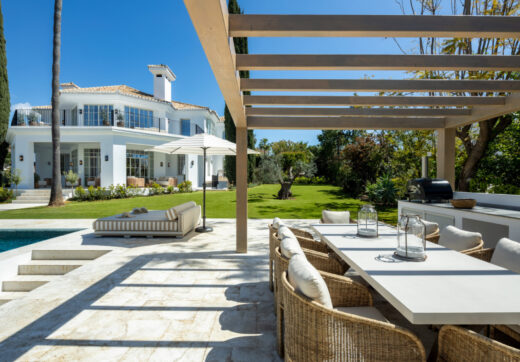 Witamy w Villa Karina, wspaniałej luksusowej willi z 5 sypialniami położonej w samym sercu Nueva Andalucía, oferującej idealne połączenie elegancji, komfortu i doskonałej lokalizacji.