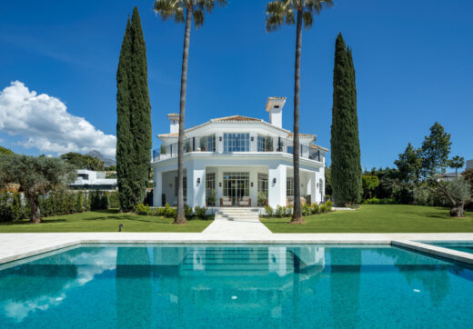 Witamy w Villa Karina, wspaniałej luksusowej willi z 5 sypialniami położonej w samym sercu Nueva Andalucía, oferującej idealne połączenie elegancji, komfortu i doskonałej lokalizacji.