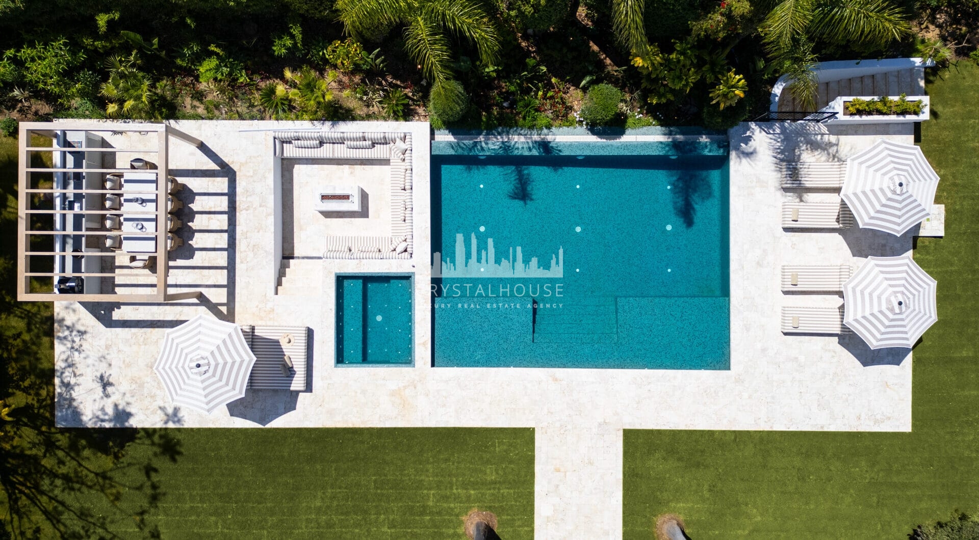 Witamy w Villa Karina, wspaniałej luksusowej willi z 5 sypialniami położonej w samym sercu Nueva Andalucía, oferującej idealne połączenie elegancji, komfortu i doskonałej lokalizacji.