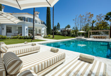 Witamy w Villa Karina, wspaniałej luksusowej willi z 5 sypialniami położonej w samym sercu Nueva Andalucía, oferującej idealne połączenie elegancji, komfortu i doskonałej lokalizacji.