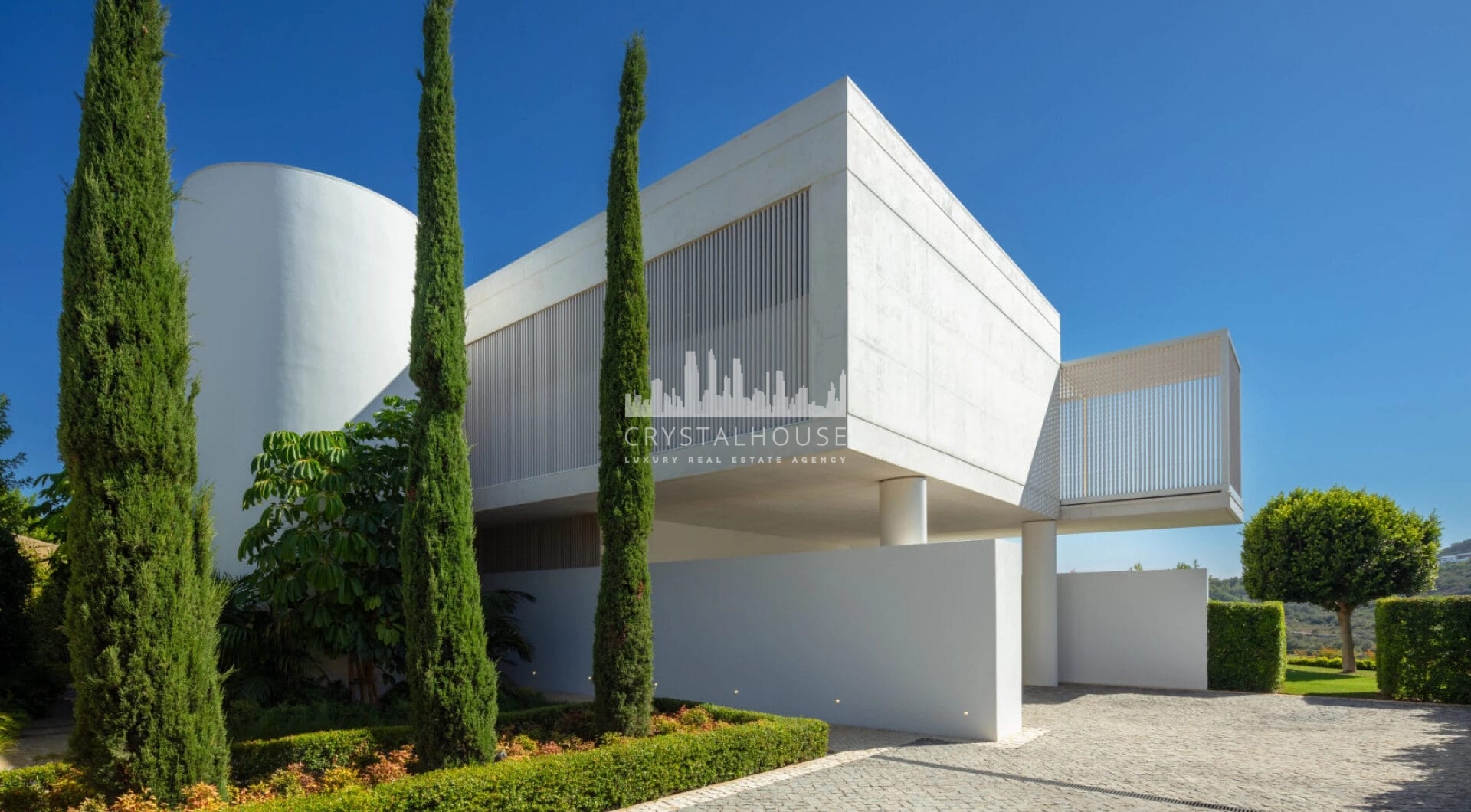 Emanująca bogactwem i wyrafinowaniem, ta wyjątkowa willa na nowo definiuje pojęcie luksusowego życia w ośrodku golfowym.