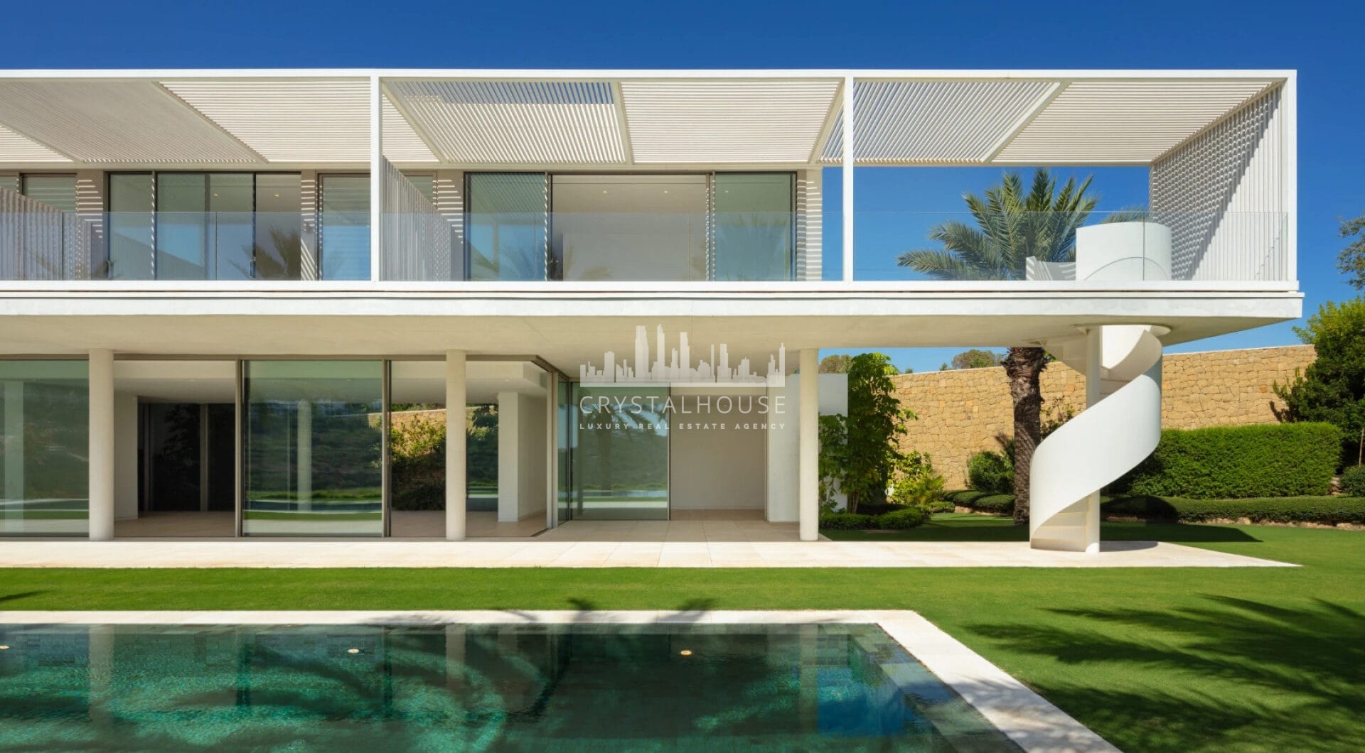 Emanująca bogactwem i wyrafinowaniem, ta wyjątkowa willa na nowo definiuje pojęcie luksusowego życia w ośrodku golfowym.