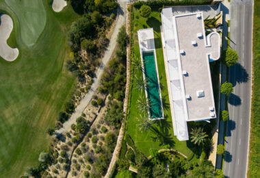 Emanująca bogactwem i wyrafinowaniem, ta wyjątkowa willa na nowo definiuje pojęcie luksusowego życia w ośrodku golfowym.