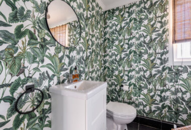 Położona w spokojnej dzielnicy mieszkalnej, zaledwie kilka minut od miasta Estepona i wybrzeża, Villa Jazu oferuje wyrafinowany komfort na trzech starannie zaprojektowanych poziomach.