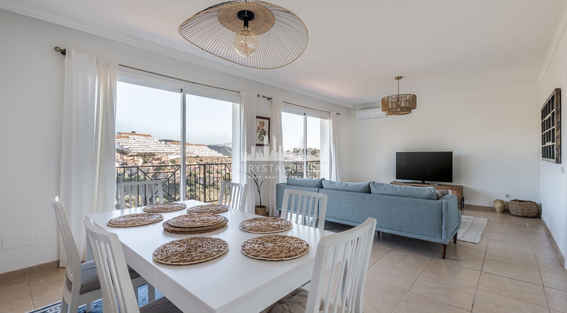 Położona w spokojnej dzielnicy mieszkalnej, zaledwie kilka minut od miasta Estepona i wybrzeża, Villa Jazu oferuje wyrafinowany komfort na trzech starannie zaprojektowanych poziomach.