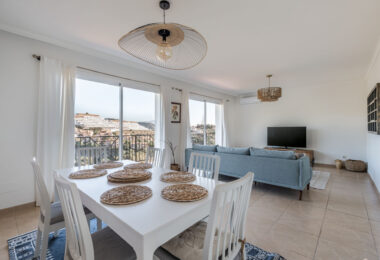 Położona w spokojnej dzielnicy mieszkalnej, zaledwie kilka minut od miasta Estepona i wybrzeża, Villa Jazu oferuje wyrafinowany komfort na trzech starannie zaprojektowanych poziomach.