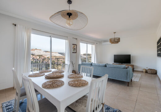 Położona w spokojnej dzielnicy mieszkalnej, zaledwie kilka minut od miasta Estepona i wybrzeża, Villa Jazu oferuje wyrafinowany komfort na trzech starannie zaprojektowanych poziomach.