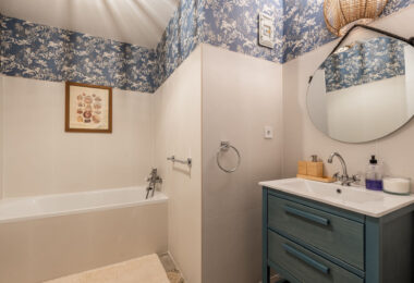 Położona w spokojnej dzielnicy mieszkalnej, zaledwie kilka minut od miasta Estepona i wybrzeża, Villa Jazu oferuje wyrafinowany komfort na trzech starannie zaprojektowanych poziomach.