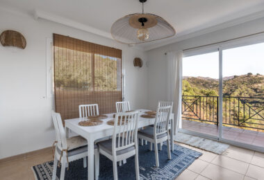 Położona w spokojnej dzielnicy mieszkalnej, zaledwie kilka minut od miasta Estepona i wybrzeża, Villa Jazu oferuje wyrafinowany komfort na trzech starannie zaprojektowanych poziomach.