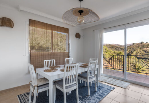 Położona w spokojnej dzielnicy mieszkalnej, zaledwie kilka minut od miasta Estepona i wybrzeża, Villa Jazu oferuje wyrafinowany komfort na trzech starannie zaprojektowanych poziomach.