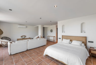 Położona w spokojnej dzielnicy mieszkalnej, zaledwie kilka minut od miasta Estepona i wybrzeża, Villa Jazu oferuje wyrafinowany komfort na trzech starannie zaprojektowanych poziomach.