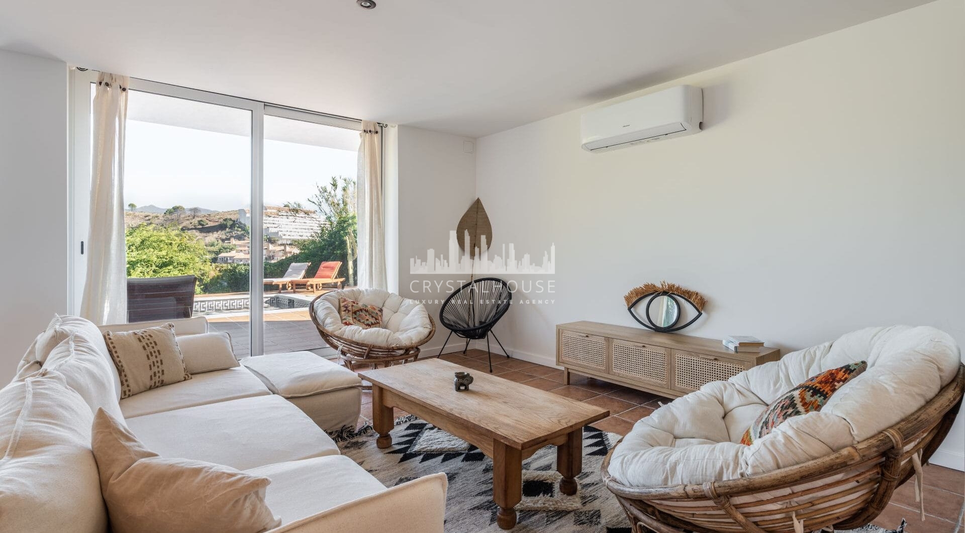 Położona w spokojnej dzielnicy mieszkalnej, zaledwie kilka minut od miasta Estepona i wybrzeża, Villa Jazu oferuje wyrafinowany komfort na trzech starannie zaprojektowanych poziomach.