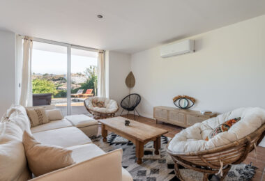 Położona w spokojnej dzielnicy mieszkalnej, zaledwie kilka minut od miasta Estepona i wybrzeża, Villa Jazu oferuje wyrafinowany komfort na trzech starannie zaprojektowanych poziomach.