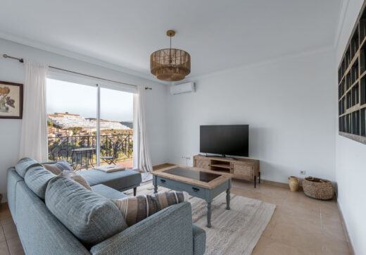 Położona w spokojnej dzielnicy mieszkalnej, zaledwie kilka minut od miasta Estepona i wybrzeża, Villa Jazu oferuje wyrafinowany komfort na trzech starannie zaprojektowanych poziomach.