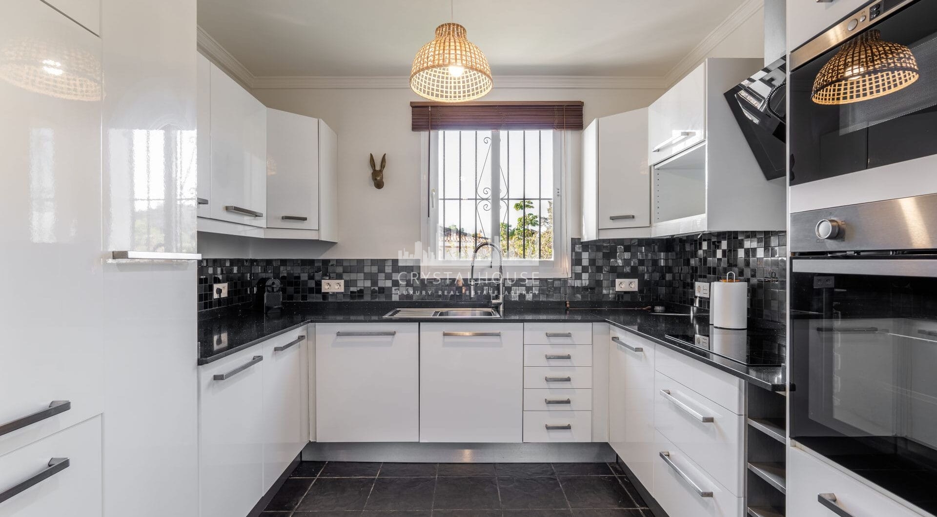 Położona w spokojnej dzielnicy mieszkalnej, zaledwie kilka minut od miasta Estepona i wybrzeża, Villa Jazu oferuje wyrafinowany komfort na trzech starannie zaprojektowanych poziomach.