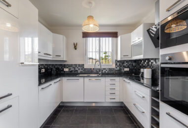 Położona w spokojnej dzielnicy mieszkalnej, zaledwie kilka minut od miasta Estepona i wybrzeża, Villa Jazu oferuje wyrafinowany komfort na trzech starannie zaprojektowanych poziomach.