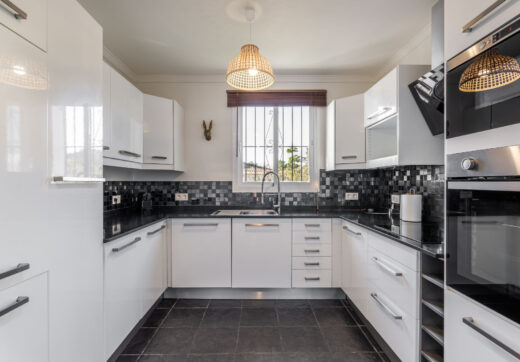 Położona w spokojnej dzielnicy mieszkalnej, zaledwie kilka minut od miasta Estepona i wybrzeża, Villa Jazu oferuje wyrafinowany komfort na trzech starannie zaprojektowanych poziomach.