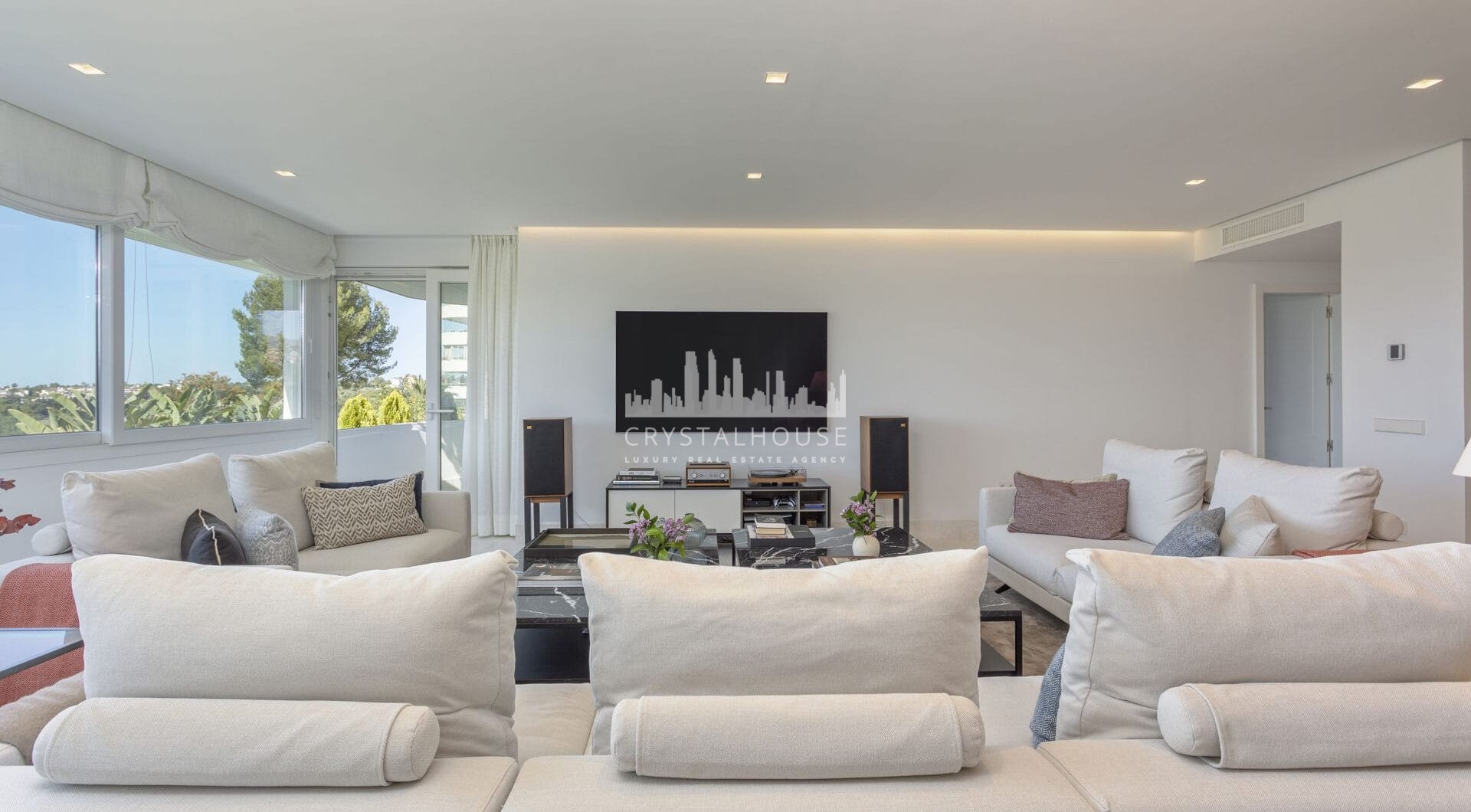 Położony w jednej z najbardziej renomowanych społeczności golfowych w Guadalmina Alta.