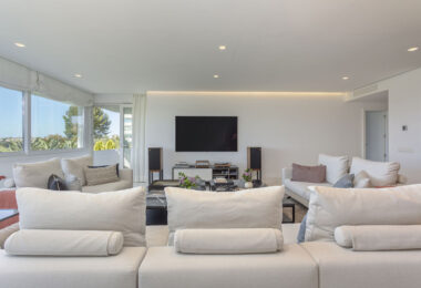 Położony w jednej z najbardziej renomowanych społeczności golfowych w Guadalmina Alta.