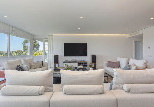 Położony w jednej z najbardziej renomowanych społeczności golfowych w Guadalmina Alta.