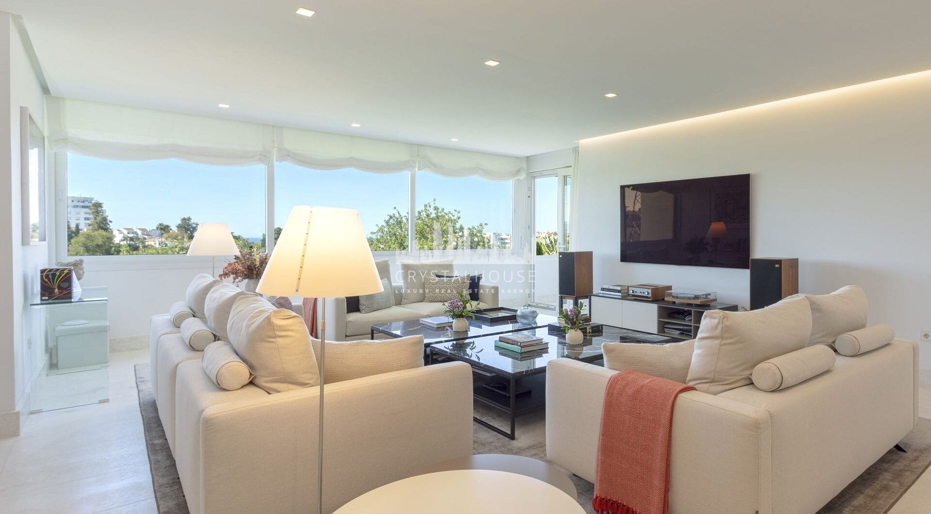 Położony w jednej z najbardziej renomowanych społeczności golfowych w Guadalmina Alta.